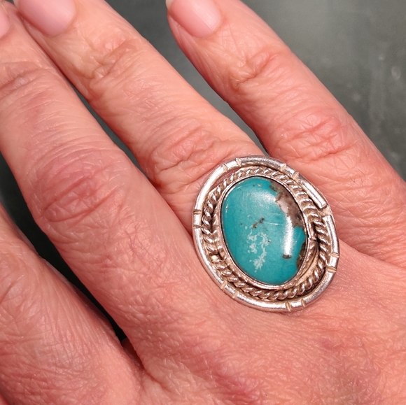 Vintage Southwestern Silver Ring with Turquoise - Picture 5 of 16
